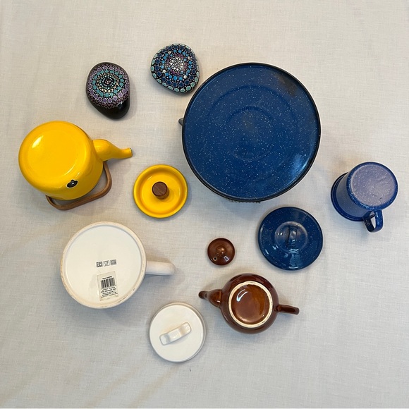 Quartet of Vintage Teapots and Tea Kettle - Picture 10 of 10